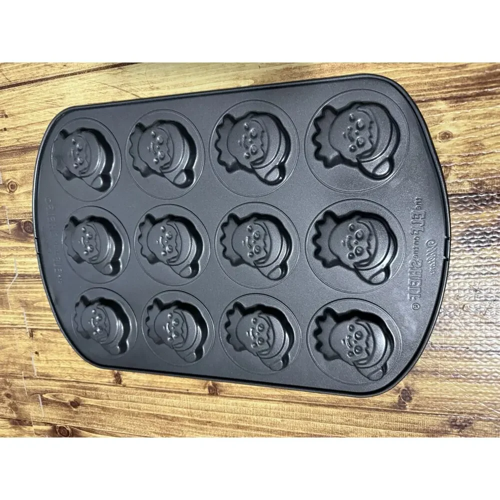 Elf on the Shelf Wilton Cookie Pan 12 Cavity Christmas Baking Mold